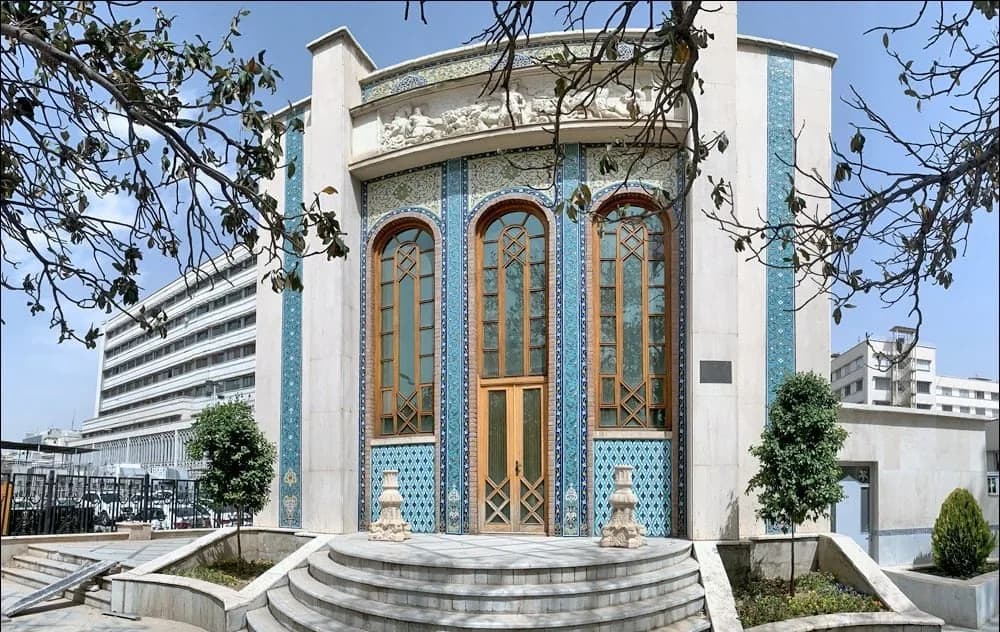 زورخانه بانک ملی؛ بنایی مهجور با نقش‌برجسته‌هایی از دل شاهنامه - چیدانه