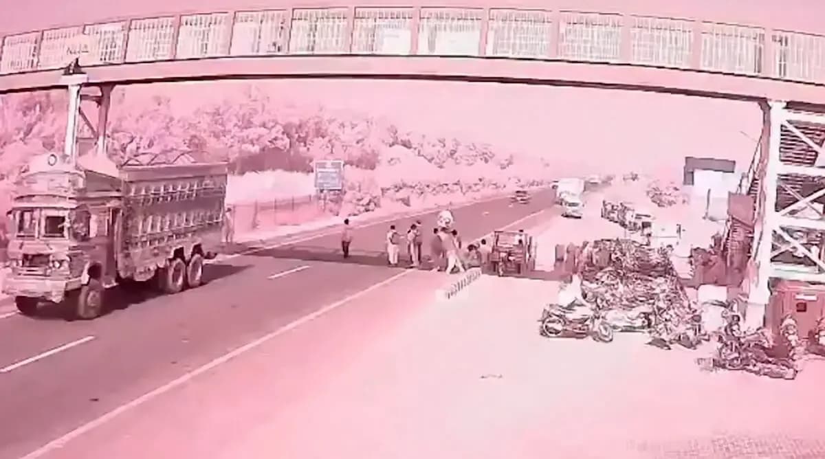 لحظه زیر گرفتن گروهی دانشجویان توسط اتوبوس!/ ویدئو