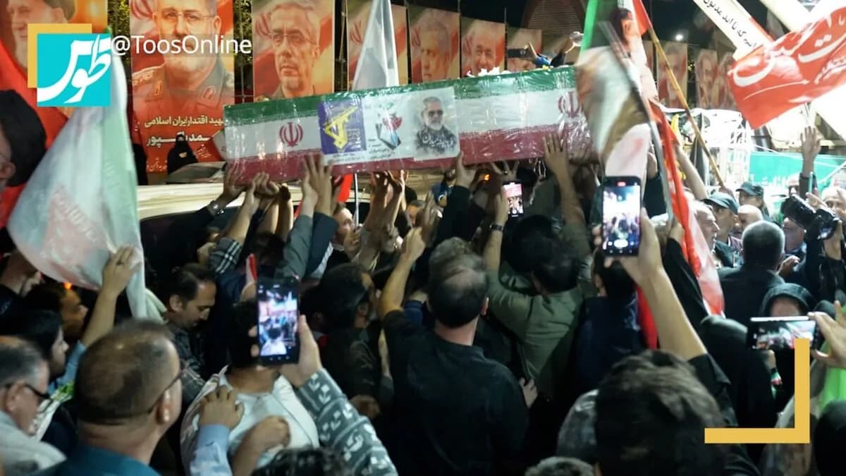 مراسم وداع با پیکر مطهر جانباز شهید سردار سرتیپ حسین ظریفی در اجتماع شبانه مردم مشهد