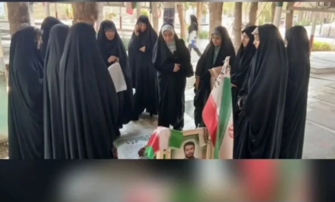 فیلم |غبار روبی مزار شهدا توسط طلاب مدرسه علمیه هاجر خمین