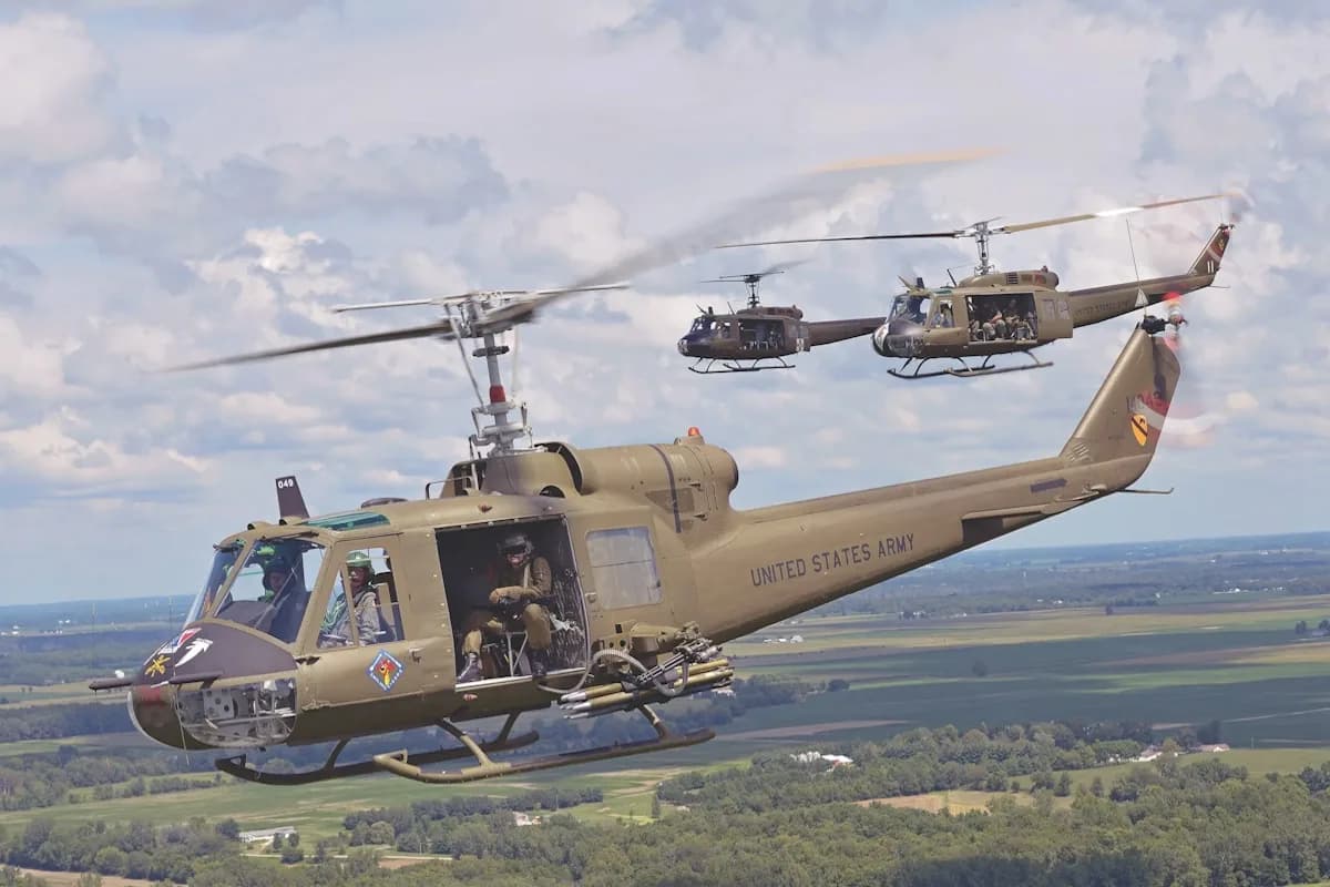 چرا هلیکوپتر مشهور UH-1 Iroquois در جنگ ویتنام همیشه با درهای باز پرواز می‌کرد؟