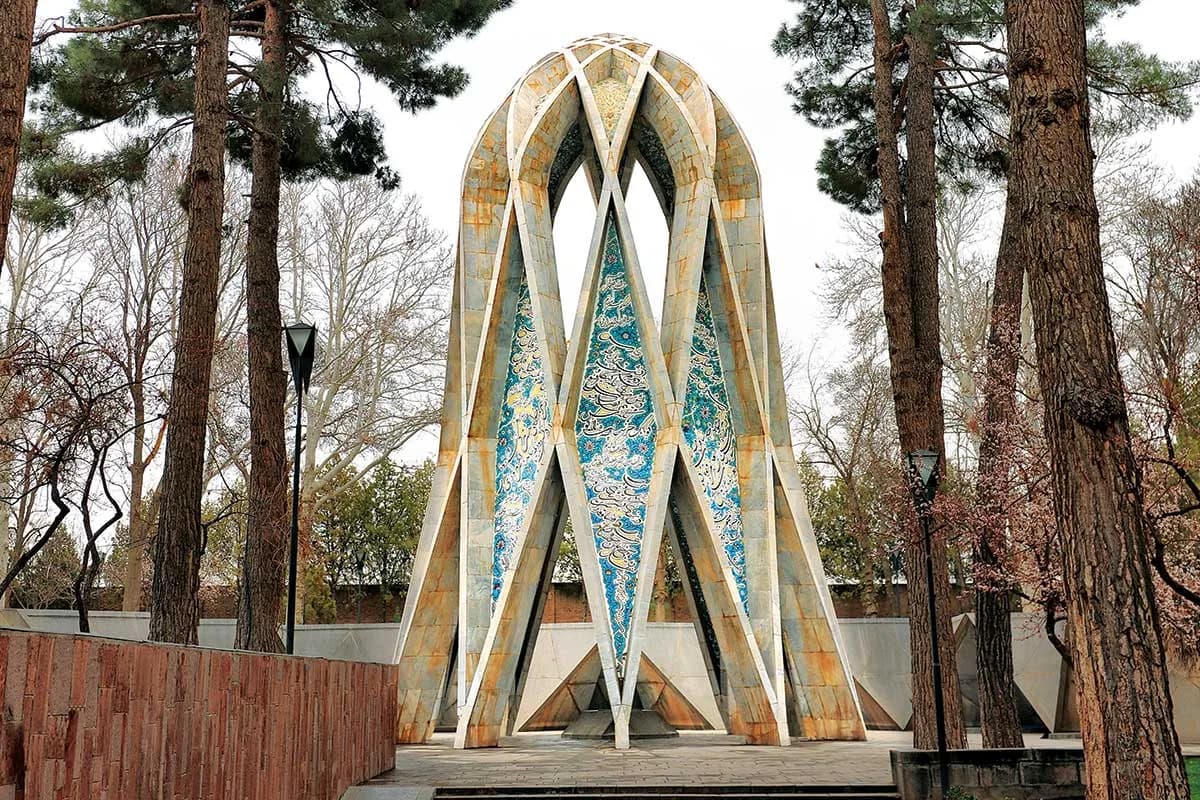 ماجرای بنای عجیب شهر نیگده در ترکیه؛ وقتی آرامگاه خیام سر از ترکیه درمی‌آورد! - چیدانه